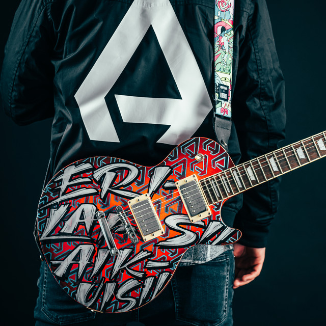 Erilaisii aikuisii cover art