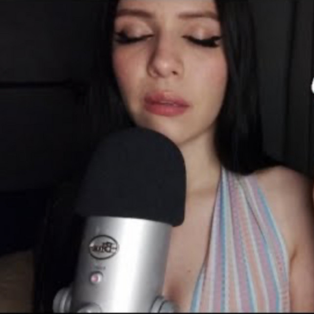 TU NOVIA TE DA BESITOS MUY CERQUITA DEL MICRÓFONO cover