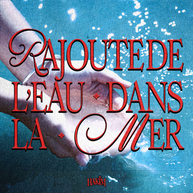Pochette de rajoute de l'eau dans la mer