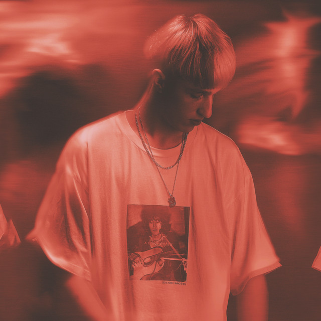 В толпе cover art
