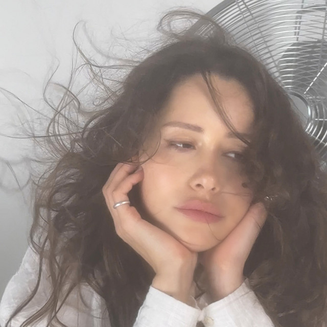 Обкладинка: В кінці кінців непогано закохатись у когось красивого — Vivid Rose