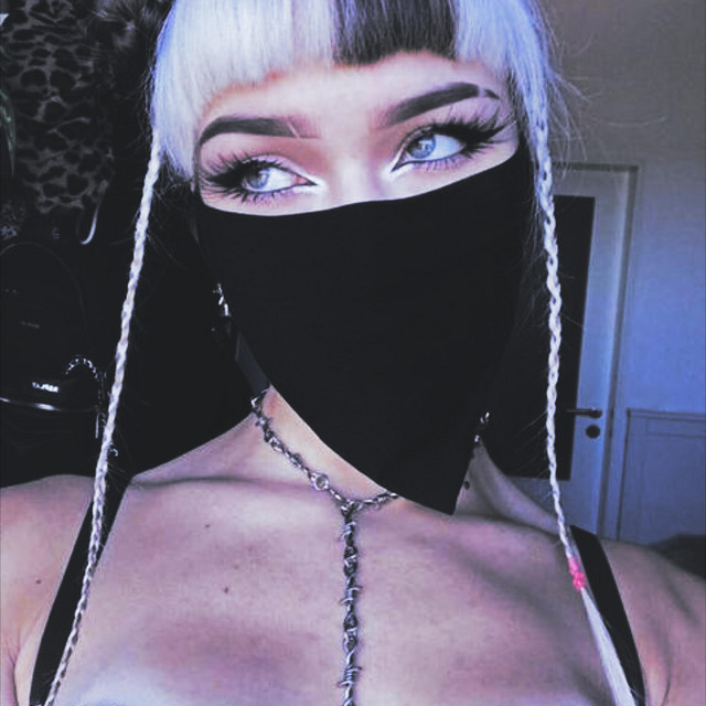 Обкладинка: MyGothBitchCameWithaglock — Hellxn