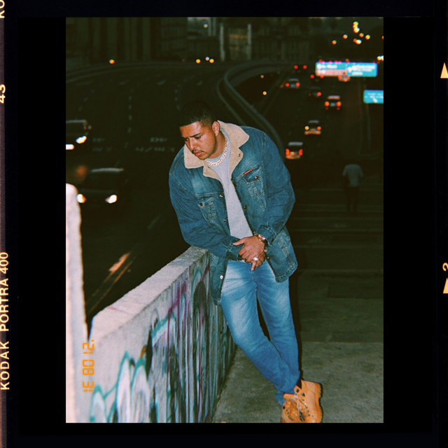 Versátil cover art