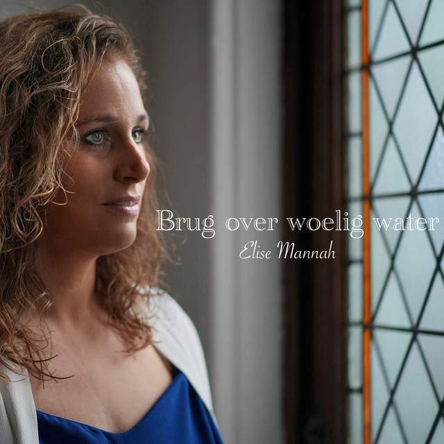 Brug over woelig water