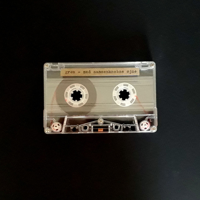Med Sammenknebne Øjne cover art
