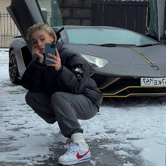 She Knows What She's Doing album image