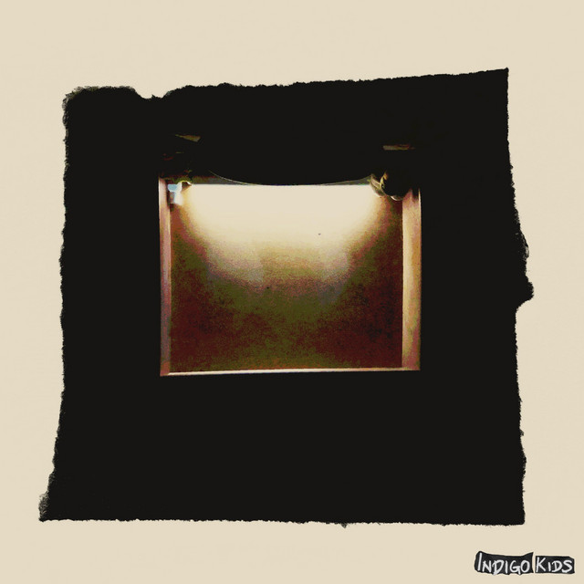 bajo la luz cover art