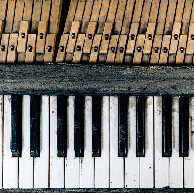 25 Essential Piano Songs - Loving and Romantic Piano Pieces for an Intimate Mood and Powerful Focus cover art