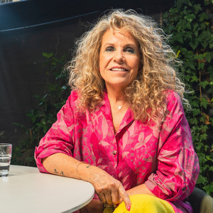 Conversaciones Que Abrazan con Paula Assler podcast cover