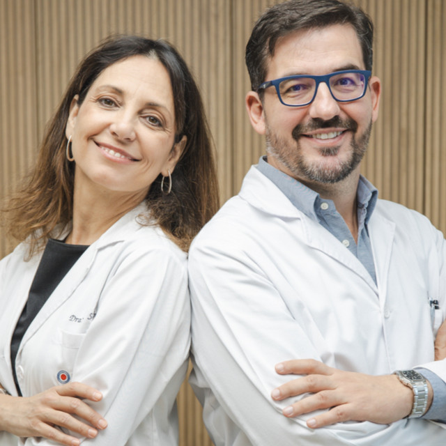Portada de Medicina Capilar con el Dr. David Martínez y la Dra. Laura Simón