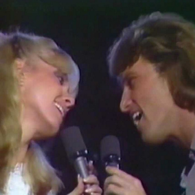 Cliff Richard Duet With Olivia Newton John