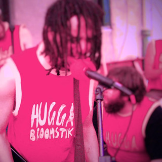 Huggabroomstik Photo