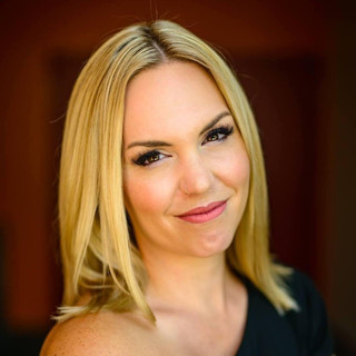 Evynne Hollens Photo